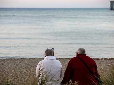Il nuovo lungomare sta dando a tutti la possibilit� di godersi maggiormente il proprio quartiere. Osserviamo una coppia di anziani seduta a godersi la brezza marina...